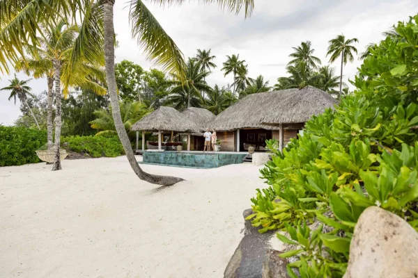 Couple à l'hôtel le Bora Bora by Pearl Resort avec plage de sable blanc © Grégoire Le Bacon