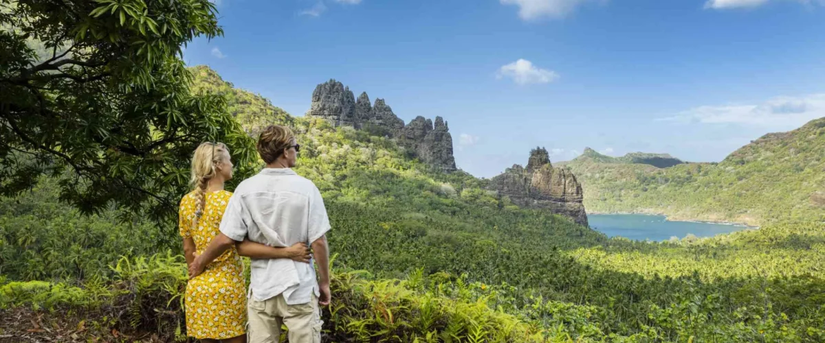 En couple à Nuku Hiva entouré d'une belle nature © Grégoire Le Bacon