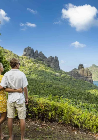 En couple à Nuku Hiva entouré d'une belle nature © Grégoire Le Bacon