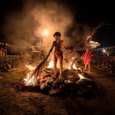 Caminar sobre el fuego (Umu Tī)