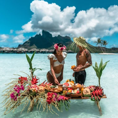 Petite déjeuner romantique à Bora Bora © Tahiti Tourisme