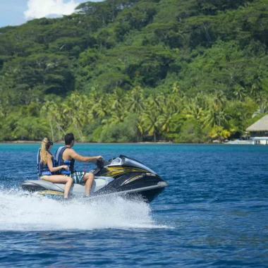 Faire du jet-ski dans le lagon de Huahine - © Tahiti Tourisme