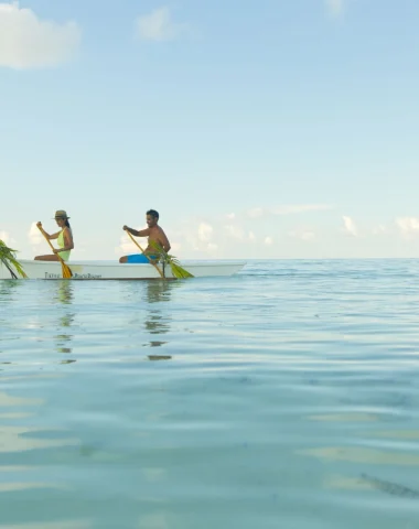 Balade en pirogue en couple sur le lagon de Tikehau © Tahiti Tourisme