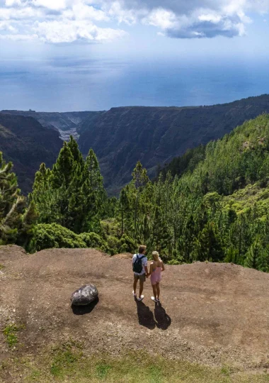 Couple face à une vue splendide depuis les hauteurs de Nuku Hiva© Grégoire Le Bacon