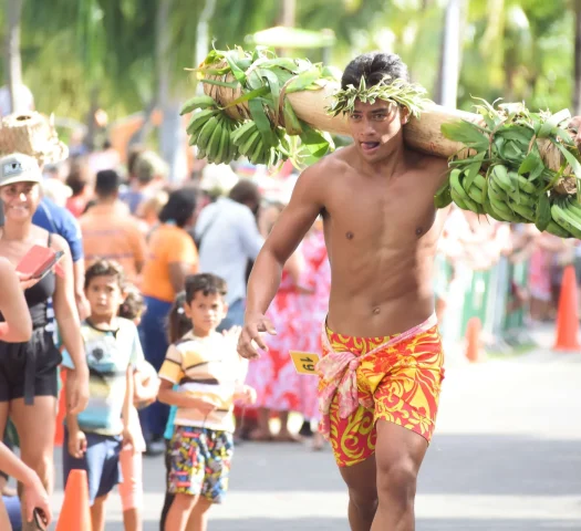 Porteur de fruit lors d'un événement culturel et sportif à Tahiti Et Ses Îles