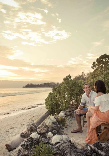 Couple admirant le coucher du soleil depuis leur bungalow à Moorea © Hélène Havard