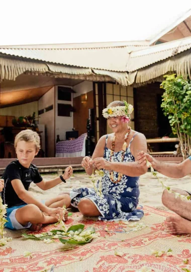 Apprentissage de couronnes de fleurs © Hélène Harvard