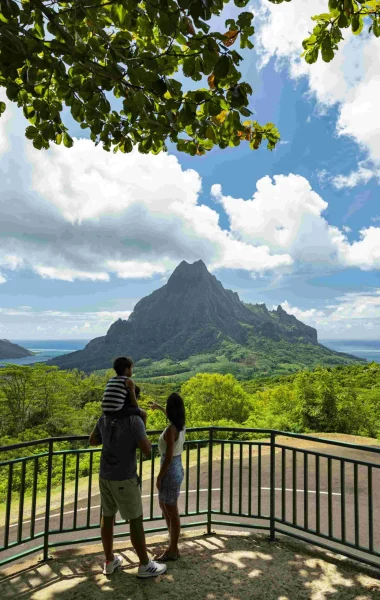 Famille admirant la vue depuis le belvédère de Opunohu©_Grégoire Le Bacon