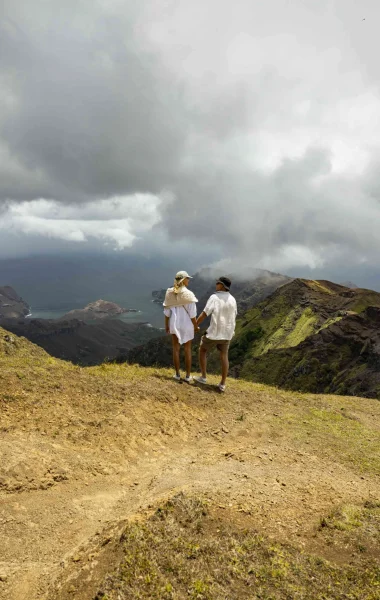 Un couple face à une vue splendide dans l'archipel des Marquises© Grégoire Le Bacon