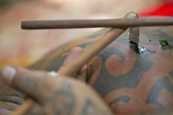 Tatouage à l'ancienne © Tahiti Tourisme