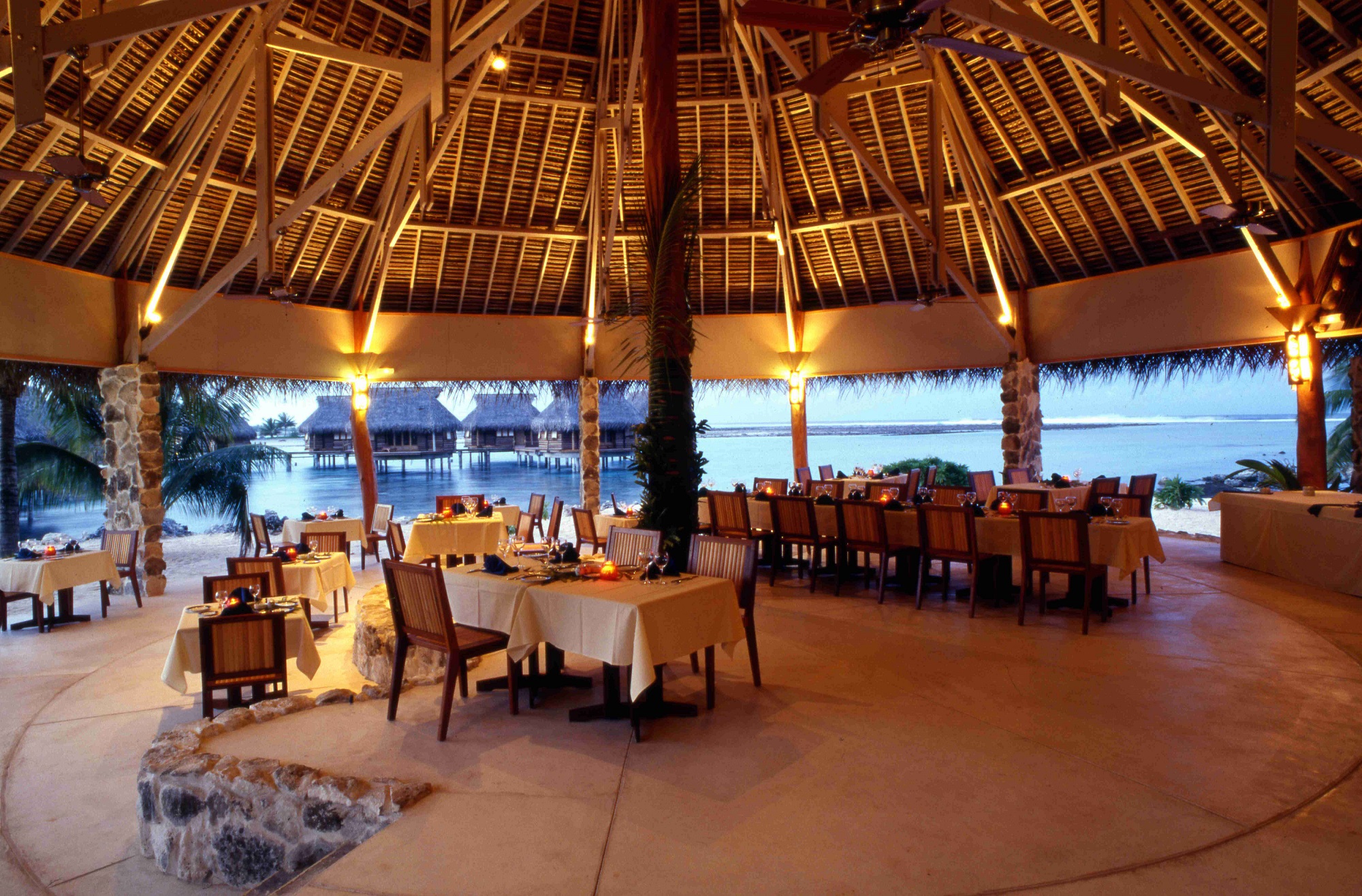 https://tahititourisme.es/wp-content/uploads/2021/10/Tikehau-Pearl-Beach-Resort-Restaurant-Pohero-Copie.jpg