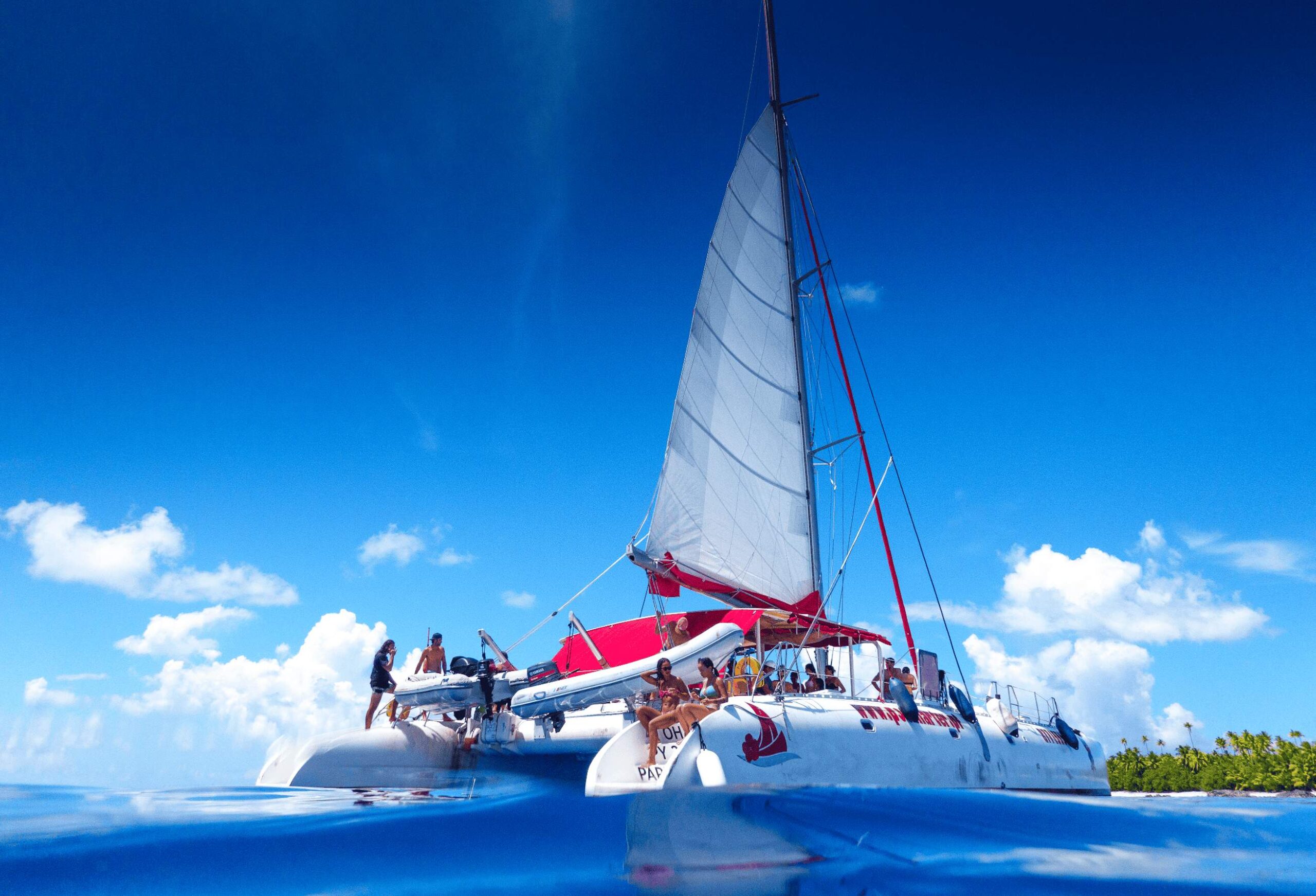 https://tahititourisme.es/wp-content/uploads/2021/12/Excursion-journee-Tetiaroa-depart-Tahiti-Poe-Charter-Maxi-catamaran-Polynesie-francaise-location-catamaran-compressed-scaled.jpg